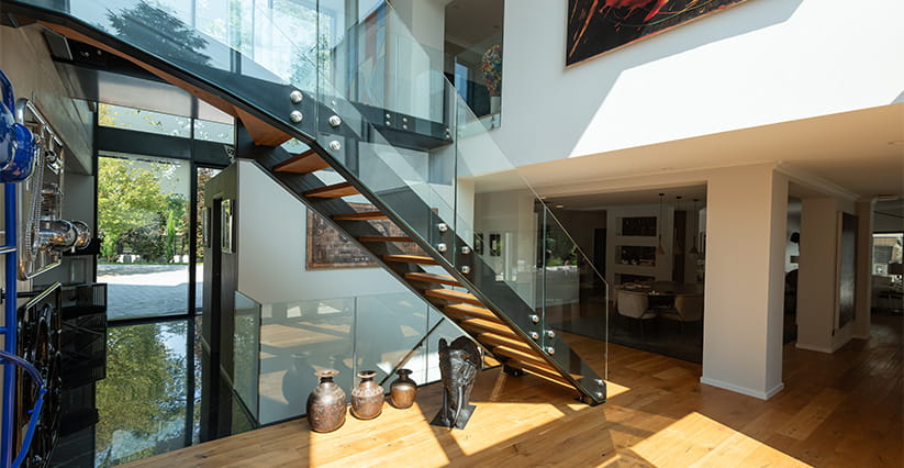 Escalier intérieur en métal et bois dans une grande maison luxueuse